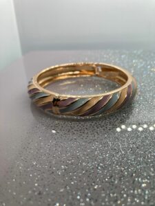 bracelet-métal-dorée-multi-pastel